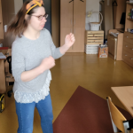 Uczennice tańczą a program komputerowy przetwarza ich ruch w cyfrowy obraz