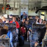 Uczniowie podróżują pociągiem do Jaworzyny Śląskiej