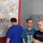 Uczniowie oglądają mapę Wrocławia w centrum przyjmowania zgłoszeń Straży Pożarnej.
